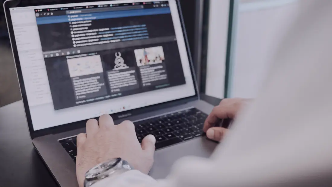 Un ordinateur portable ouvert sur un site en cours de suivi