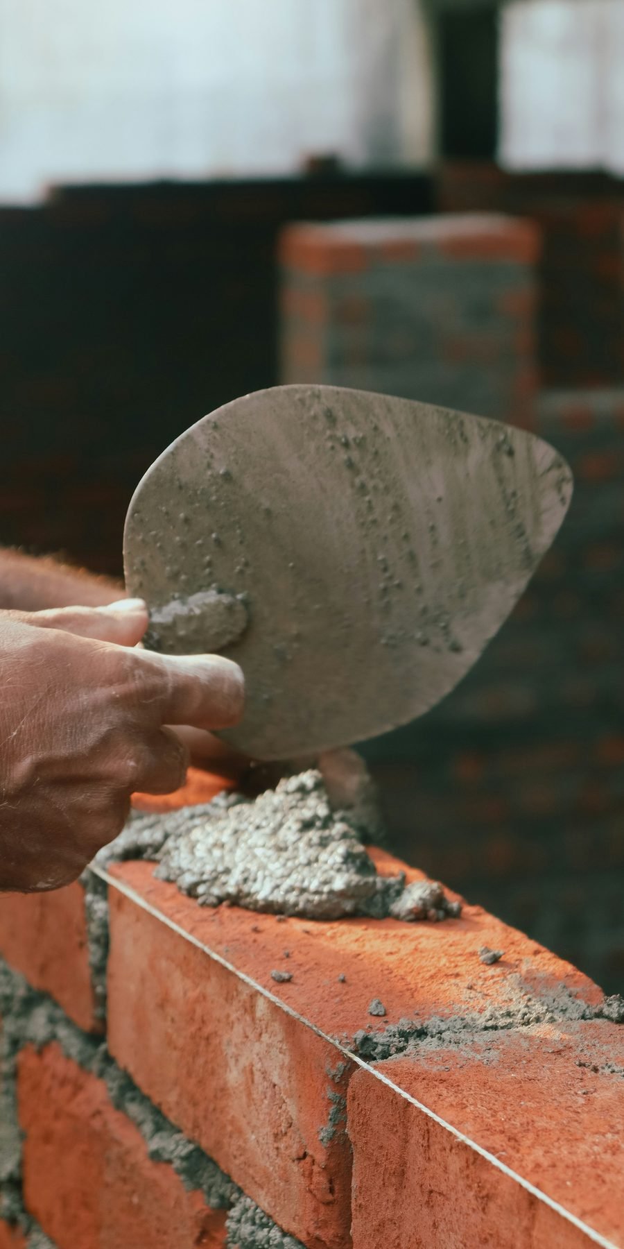 Truelle et mortier sur un chantier