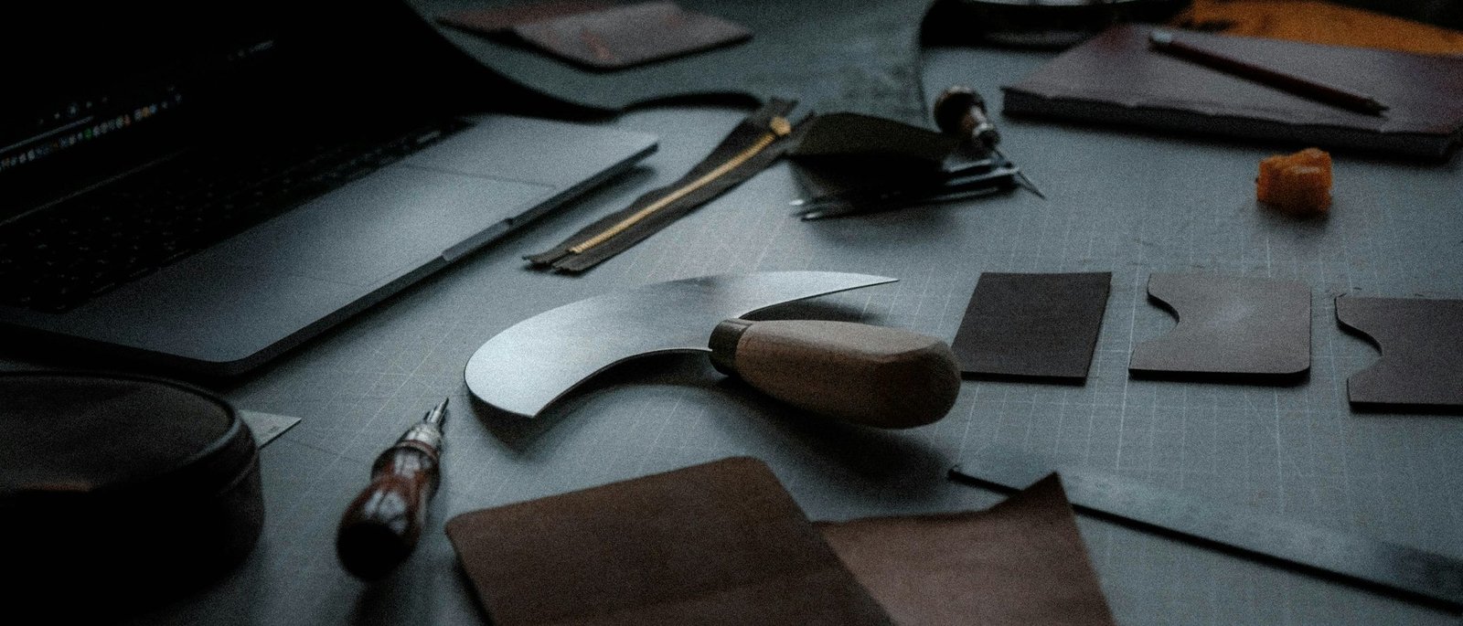 Établi d'atelier de cuir, outils posés