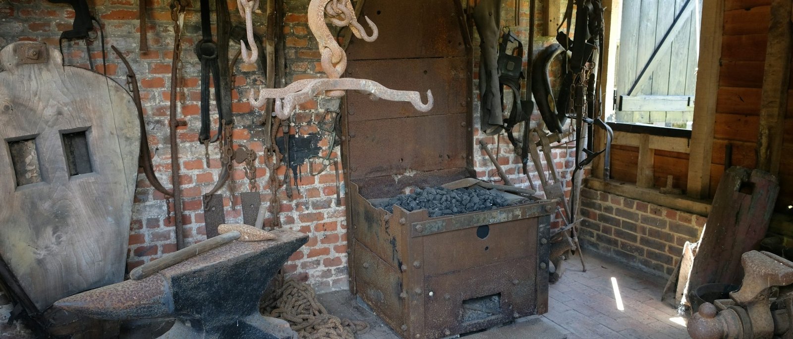 Atelier de forge, enclume et outillage