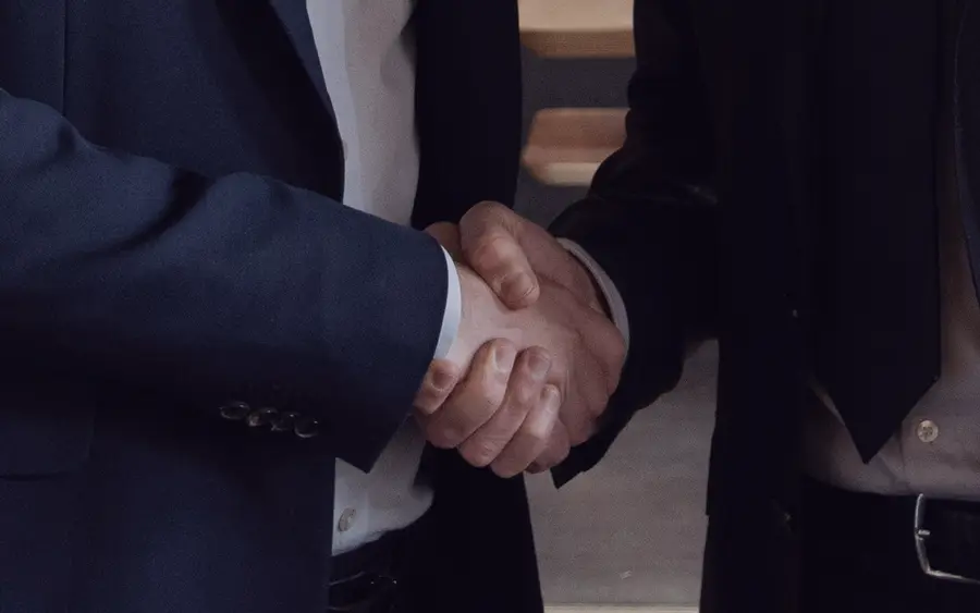 Poignee de main entre un artisan et son prestataire