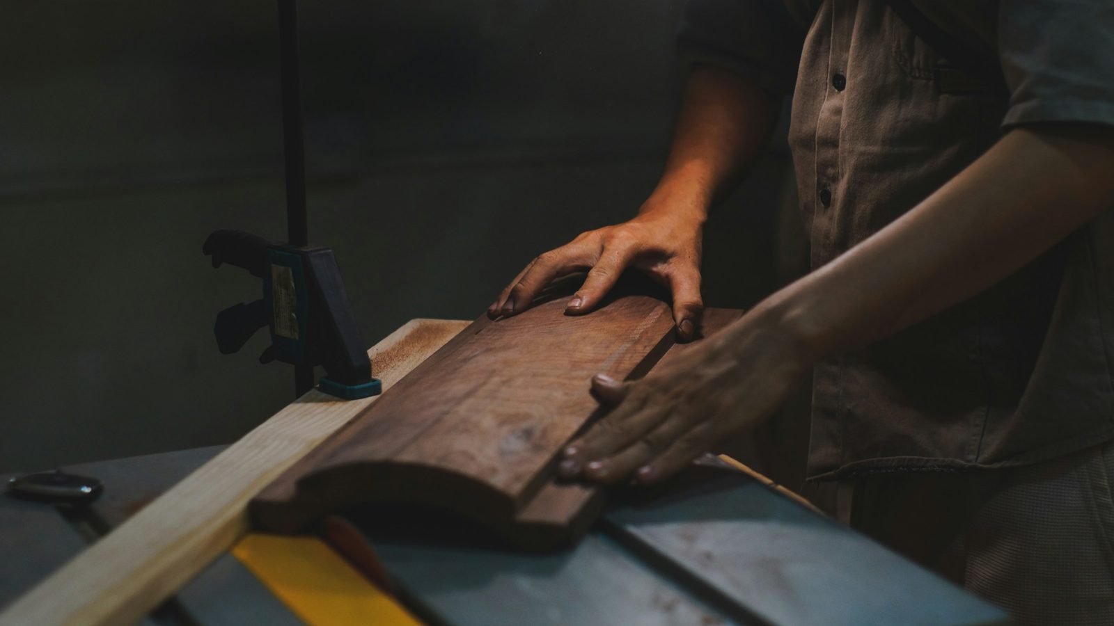 Mains d'artisan sur une planche
