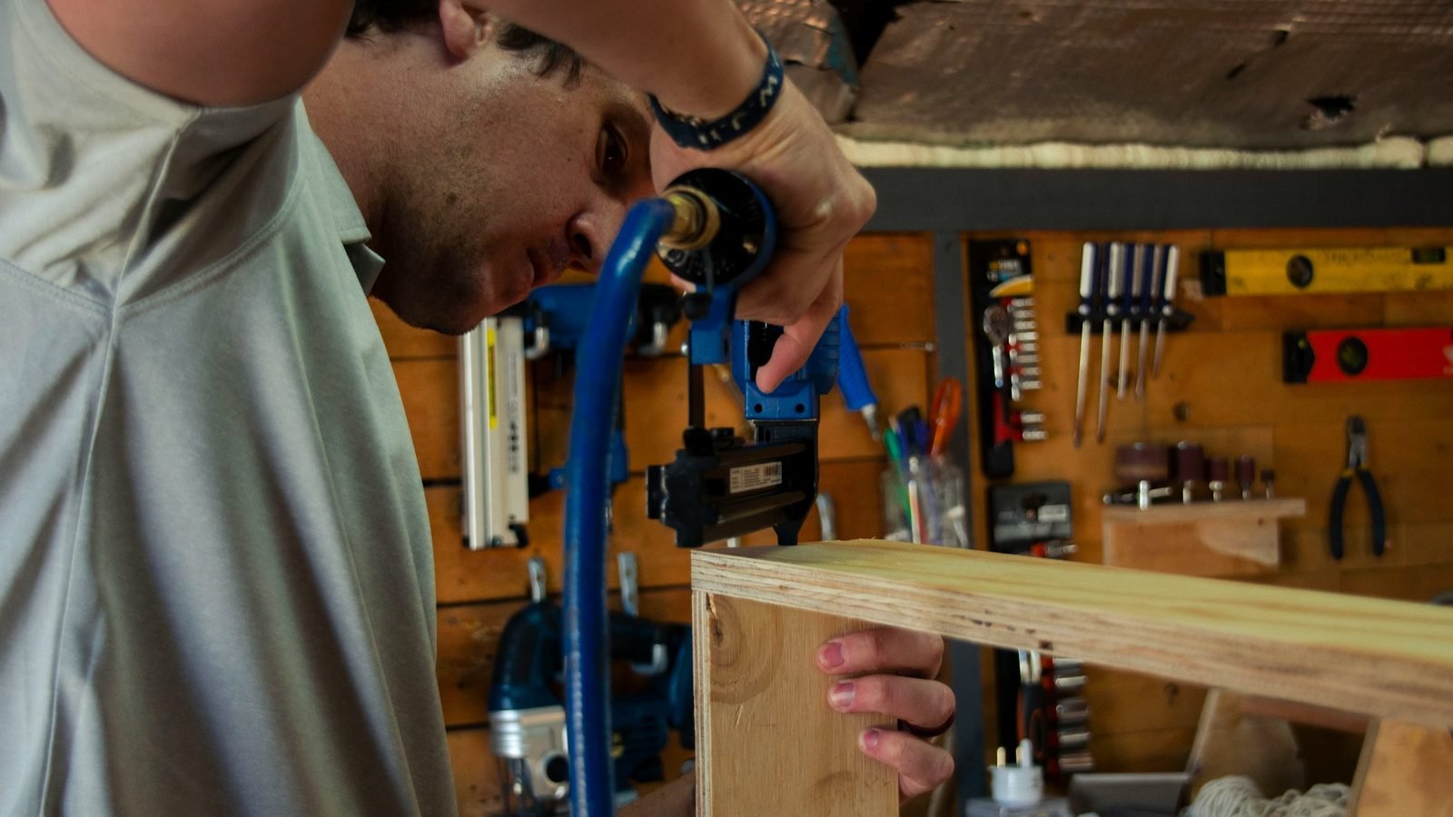 Menuisier au travail dans son atelier