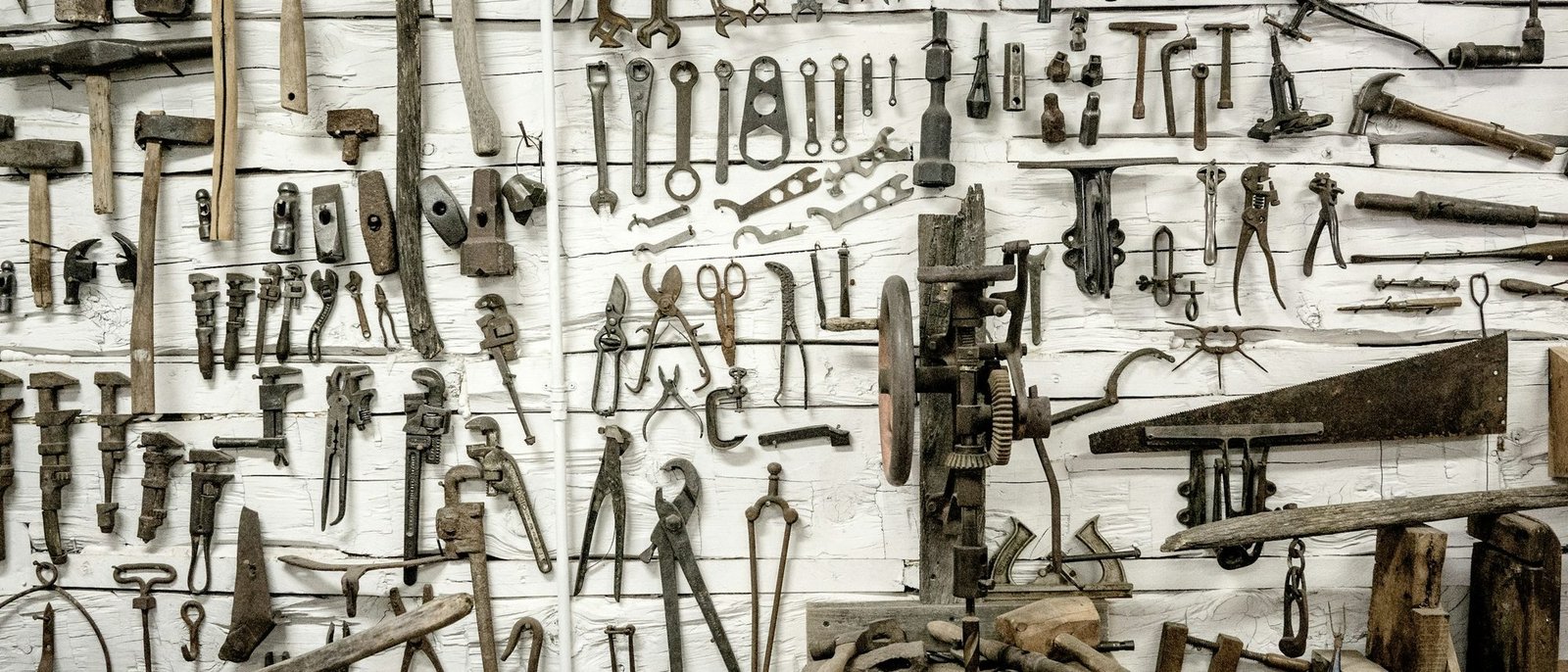 Mur d'outils anciens dans un atelier