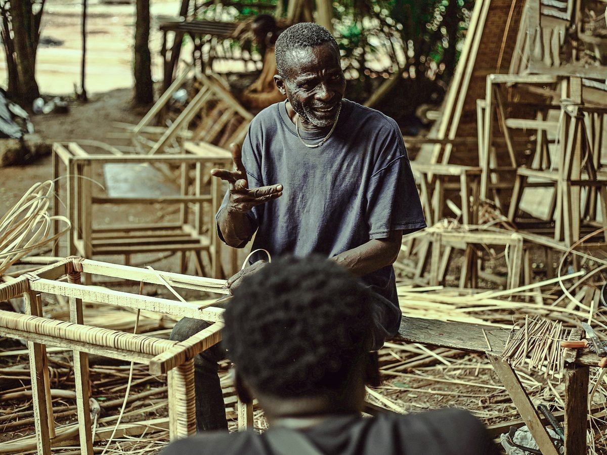 Un artisan en montre un autre dans son atelier