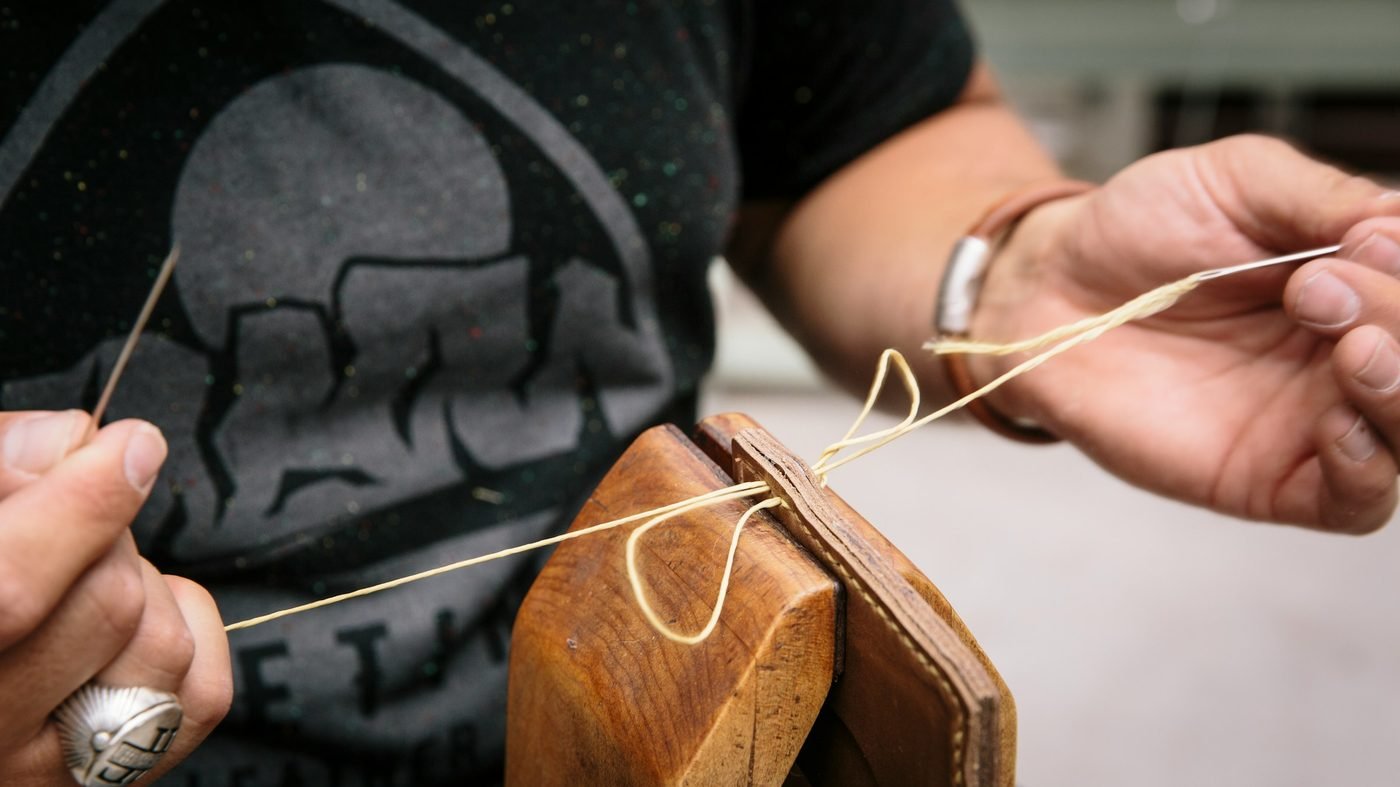 Couture d'une pièce de cuir à la main