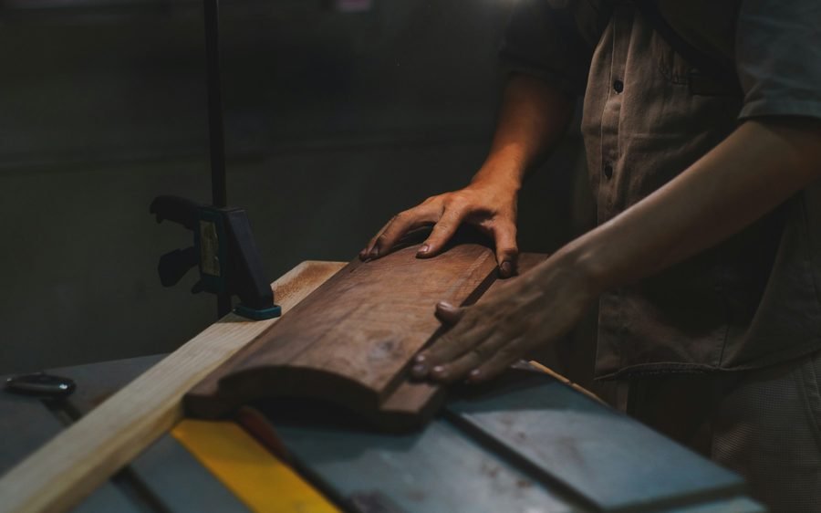 Mains d'artisan sur une planche