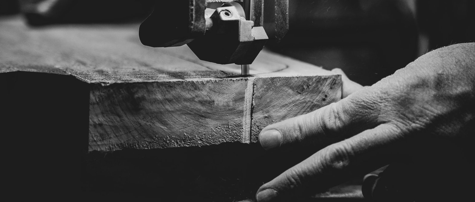 Artisan découpant une dalle de pierre, photographie en noir et blanc